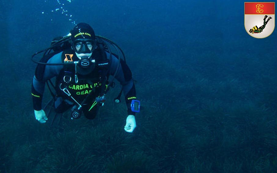 Buceador en inmersión de la Unidad de Actividades Subacuáticas (GEAS)
