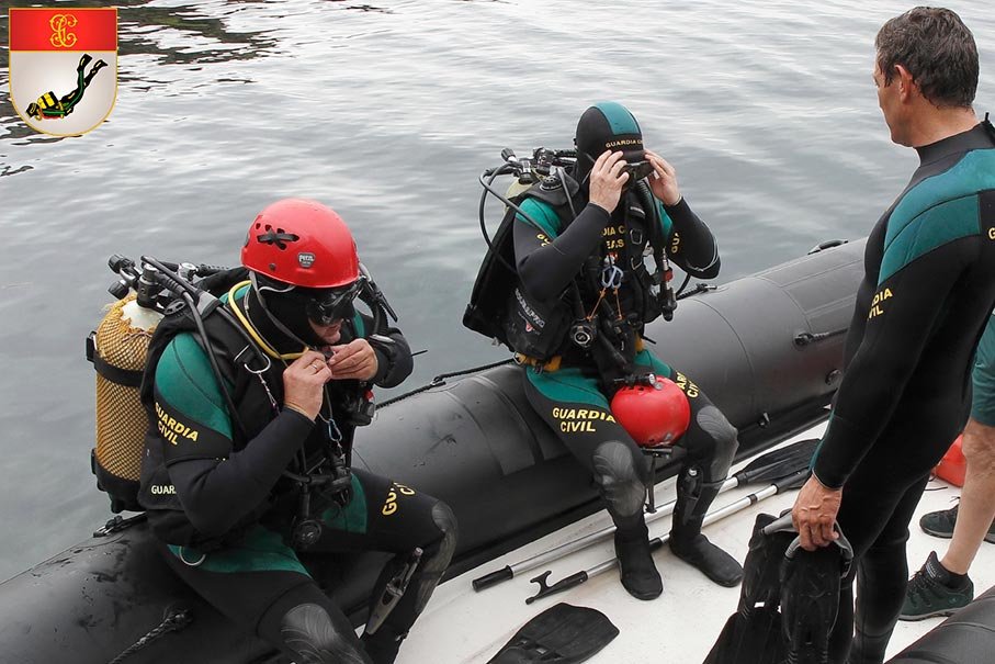 Buceadores en lancha de la Unidad de Actividades Subacuáticas (GEAS)