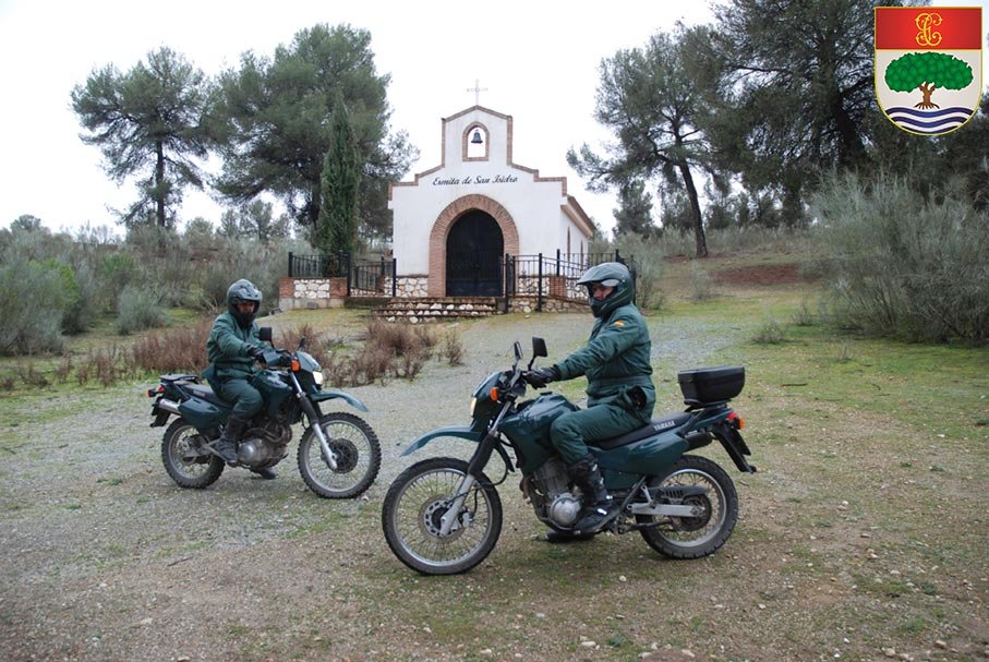 Motoristas protección de iglesia del Servicio de Protección de la Naturaleza (SEPRONA)