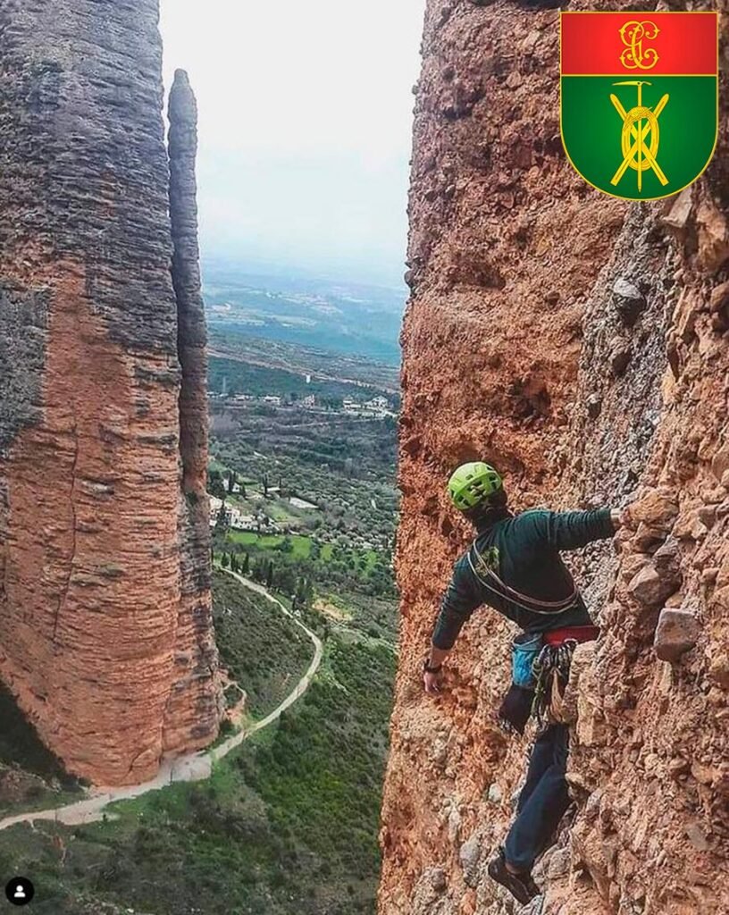 Agente practicando escalada del Servicio de Montaña (GREIM)