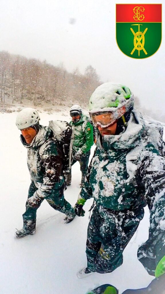 Agentes del Servicio de Montaña (GREIM) en la nieve