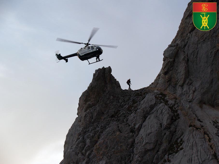 Rescate en helicóptero de escalador del Servicio de Montaña (GREIM)