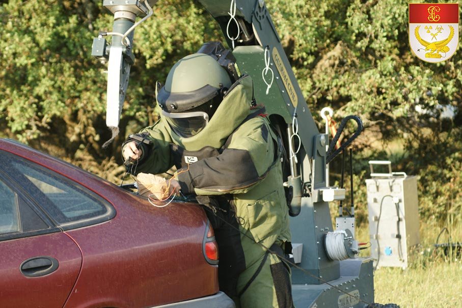 Agente manipulando bomba en coche del Servicio de Desactivación de Explosivos SEDEX-NRBQ (TEDAX)