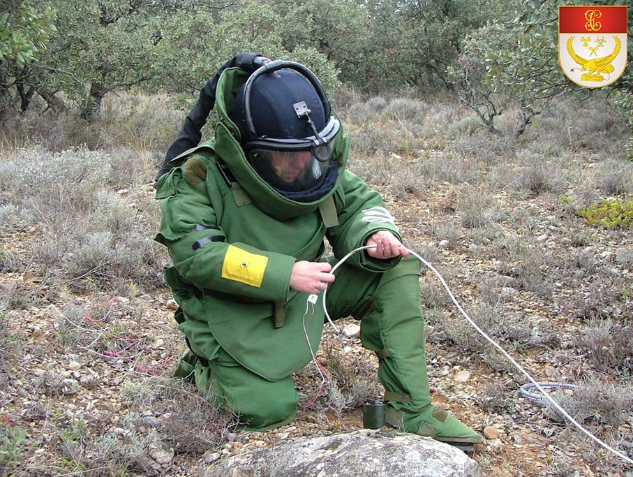 Agente manipulando cable de bomba del Servicio de Desactivación de Explosivos SEDEX-NRBQ (TEDAX)