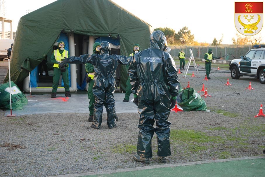 Campamento y agentes del Servicio de Desactivación de Explosivos SEDEX-NRBQ (TEDAX)