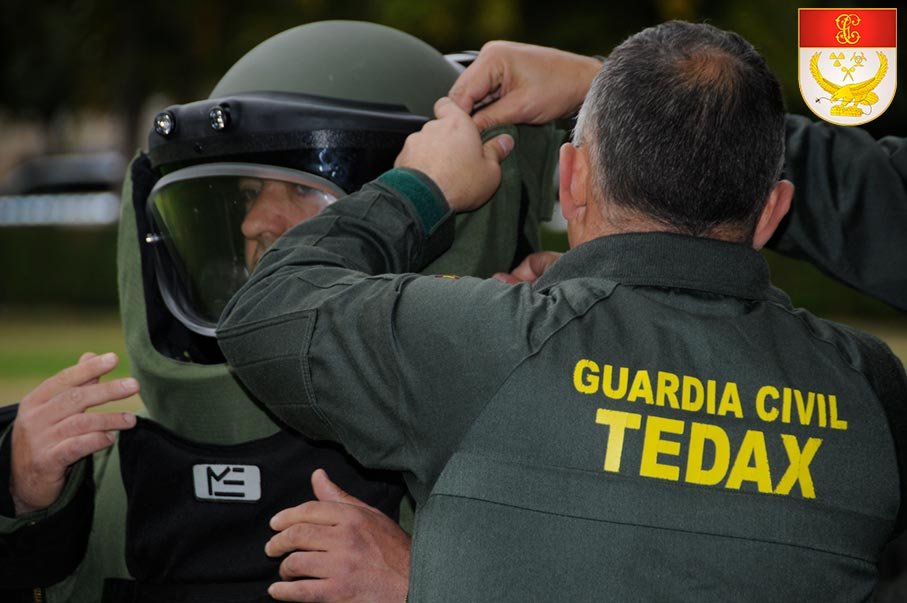 Agente con traje de protección del Servicio de Desactivación de Explosivos SEDEX-NRBQ (TEDAX)