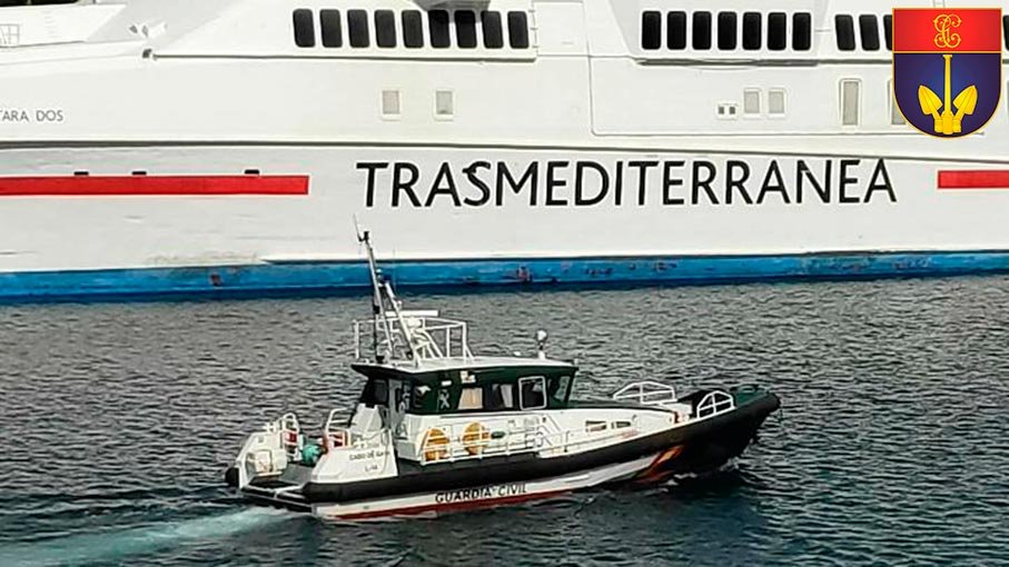 Barco junto a transatlántico del Servicio Marítimo (SEMAR)