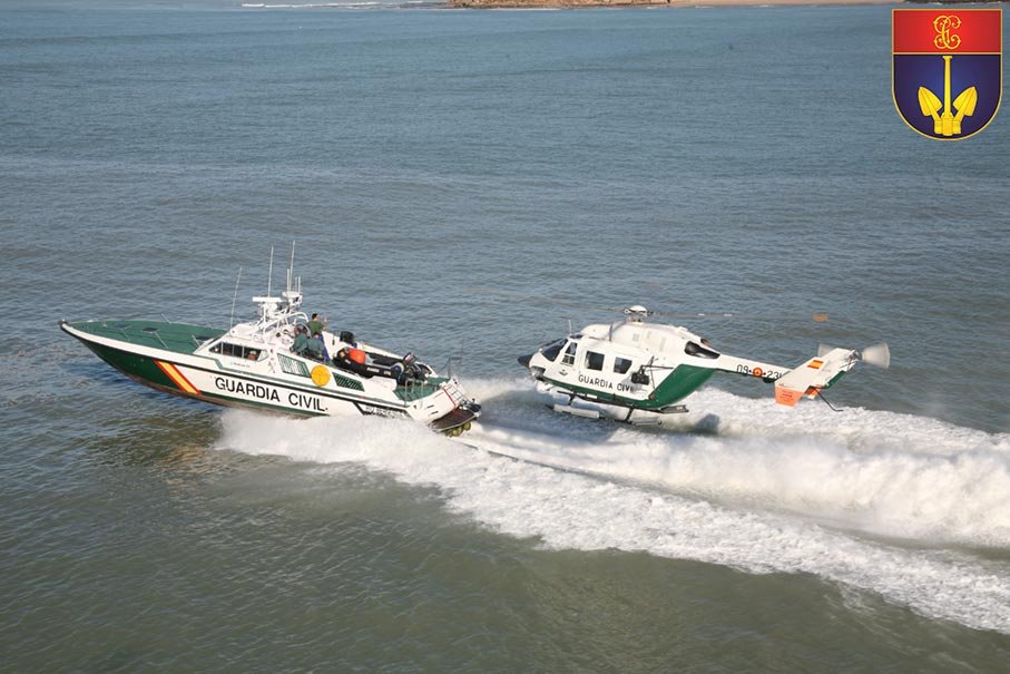 Barco y helicóptero de apoyo del Servicio Marítimo (SEMAR)