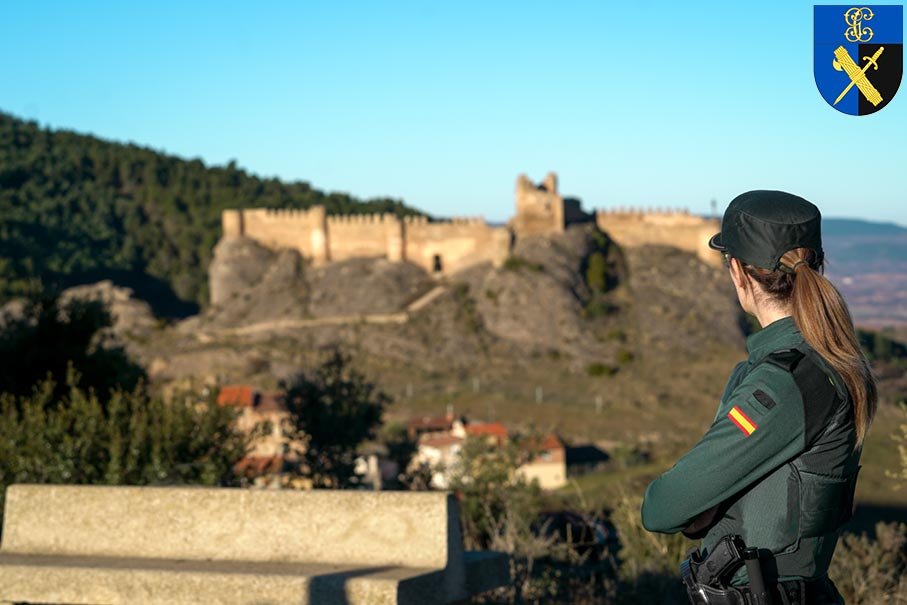Seguridad Ciudadana agente vigilando castillo