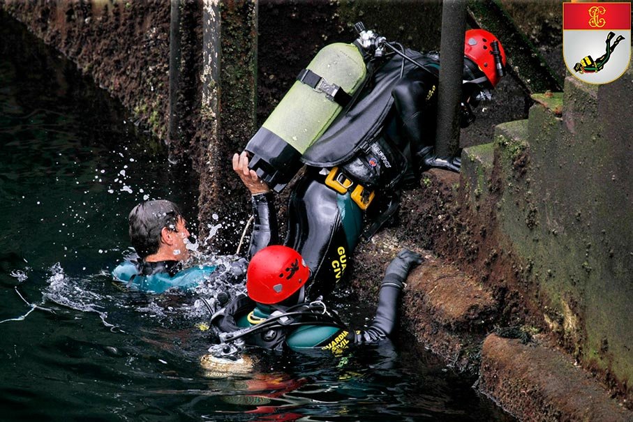 Buceador Técnico Guardia Civil trabajando en entorno subacuático