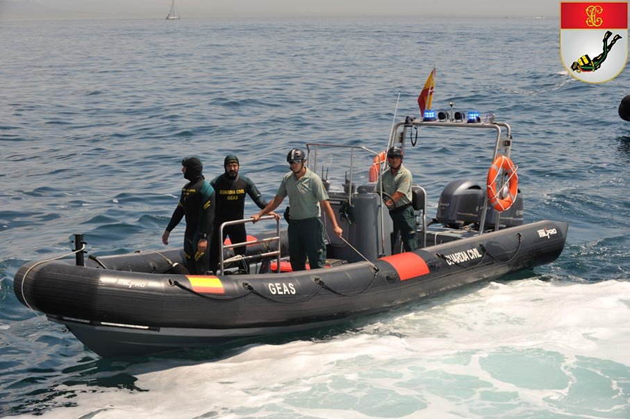 Buceadores del GEAS de la Guardia Civil en servicio operativo