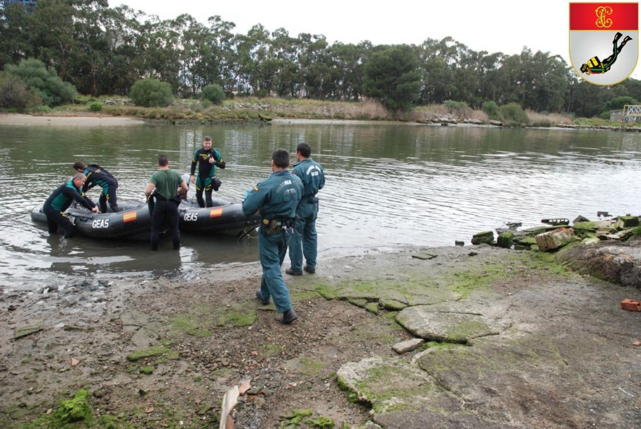 Ejercicio de buceo del GEAS en pantano durante pruebas de selección