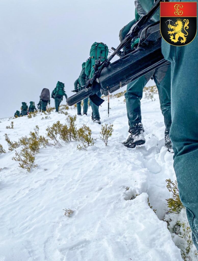 Maniobras en nieve durante la fase de montaña invernal del curso GOS