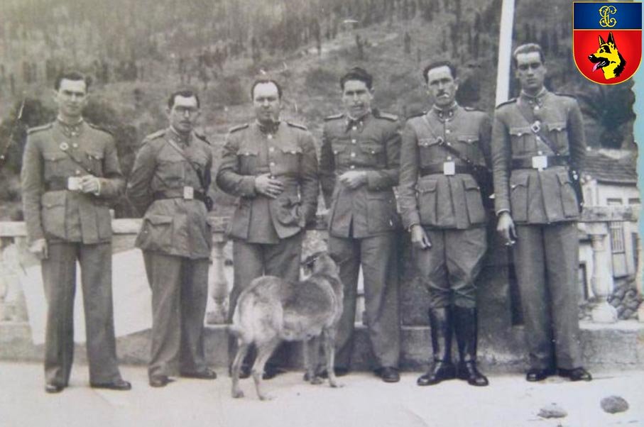 Guardias civiles de un puesto rural con perro del Servicio Cinológico