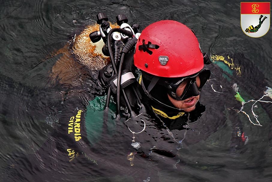 Inmersión de buceadores del GEAS de la Guardia Civil