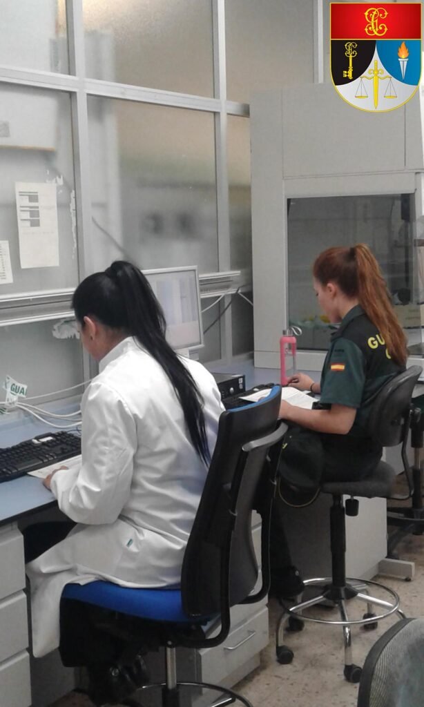 Trabajo en laboratorio de criminalística biológica de la Guardia Civil