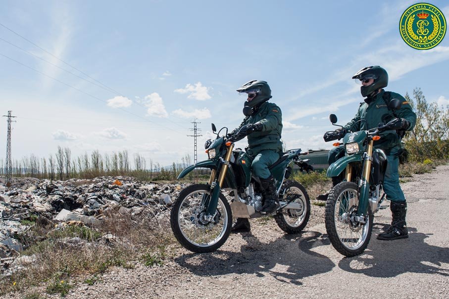 Patrulla del SEPRONA en motocicleta en entorno natural