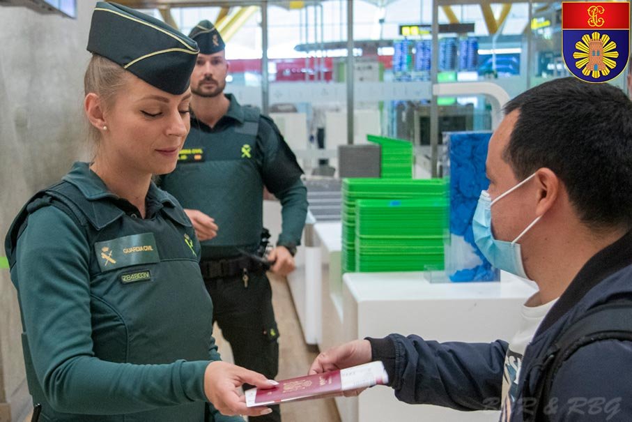 Guardia Civil de la especialidad Fiscal y Fronteras realizando control documental