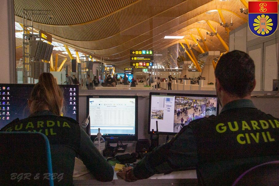 Guardias Civiles controlando cámaras de seguridad en aeropuerto dentro del Servicio Fiscal
