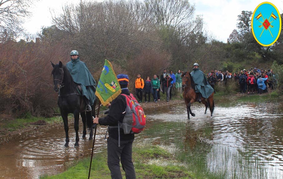 Guardia Civil a caballo escoltando una romería