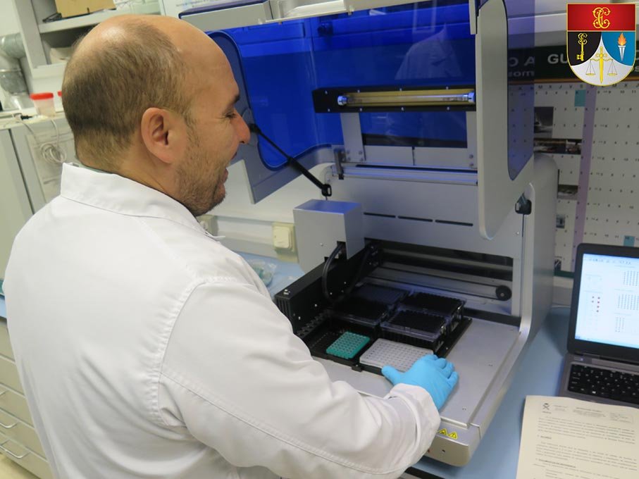 Equipo instrumental automatizado en laboratorio de criminalística Guardia Civil