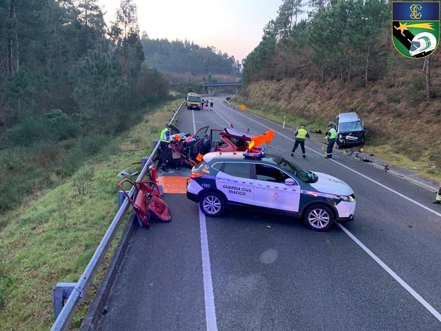 Equipo de atestados Guardia Civil investigando un siniestro vial en carretera