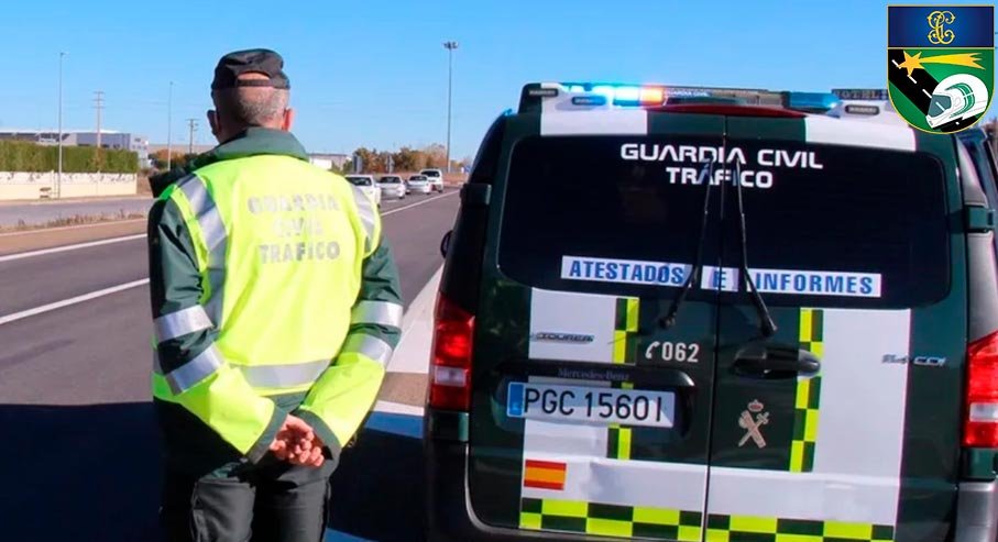 Equipo de Atestados de la Guardia Civil durante investigación de accidente de tráfico