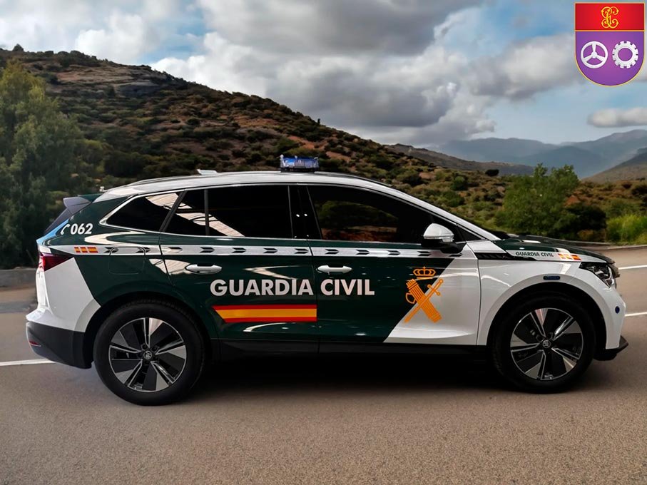 Vehículo oficial de la Guardia Civil en carretera, ejemplo del parque móvil gestionado por el Servicio de Material Móvil.