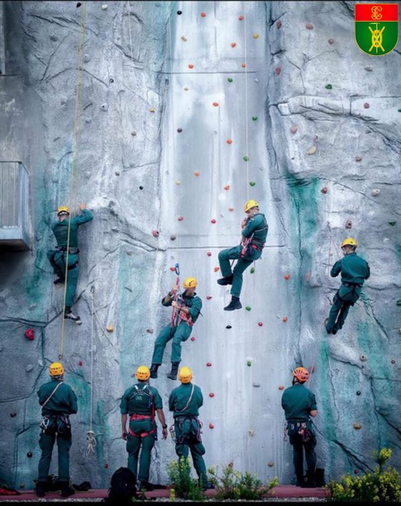 Alumnos del Curso de Especialista en Montaña entrenando técnicas de escalada