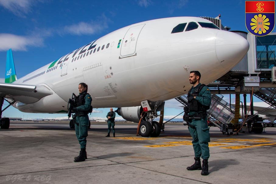 Guardias civiles del Curso Fiscal Básico realizando control fiscal en aeropuerto internacional