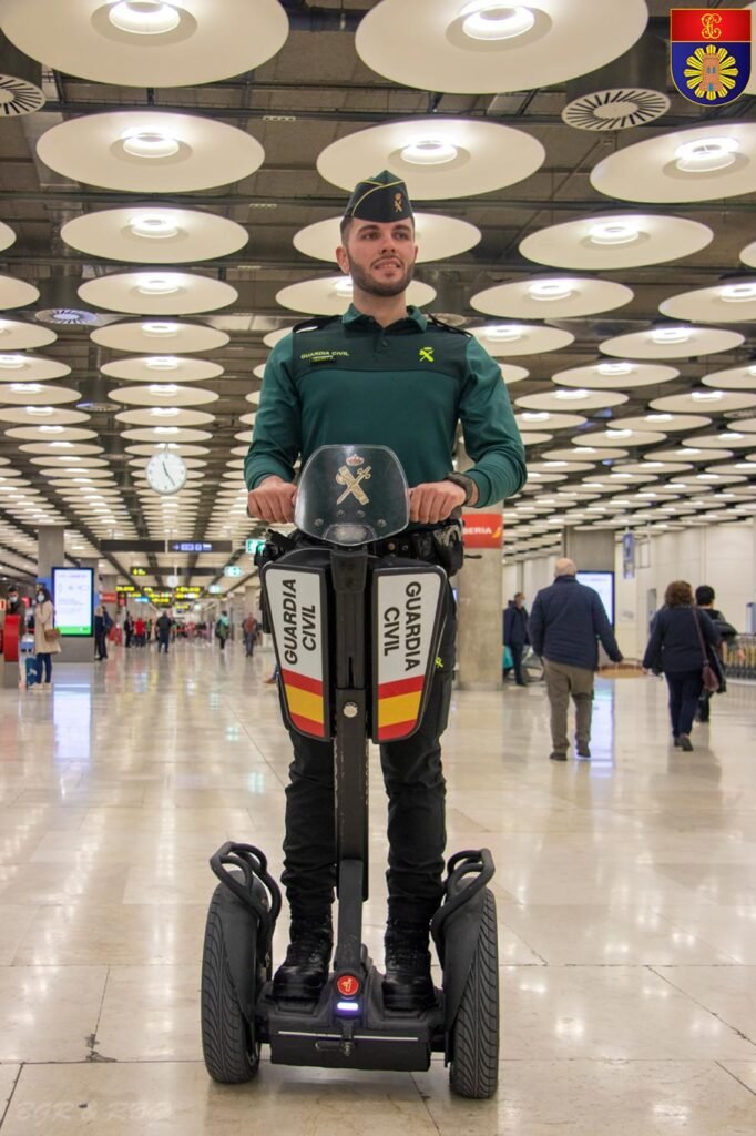 Alumno del Curso Fiscal Básico realizando prácticas en control aeroportuario