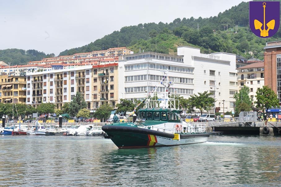 Embarcación del Servicio Marítimo de la Guardia Civil en puerto de Guipúzcoa