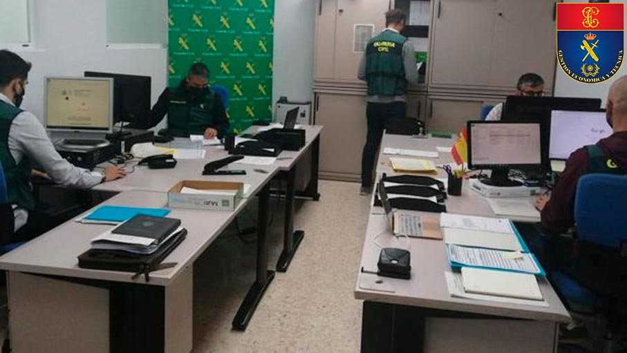 Equipo de Gestión Económica Guardia Civil en oficina