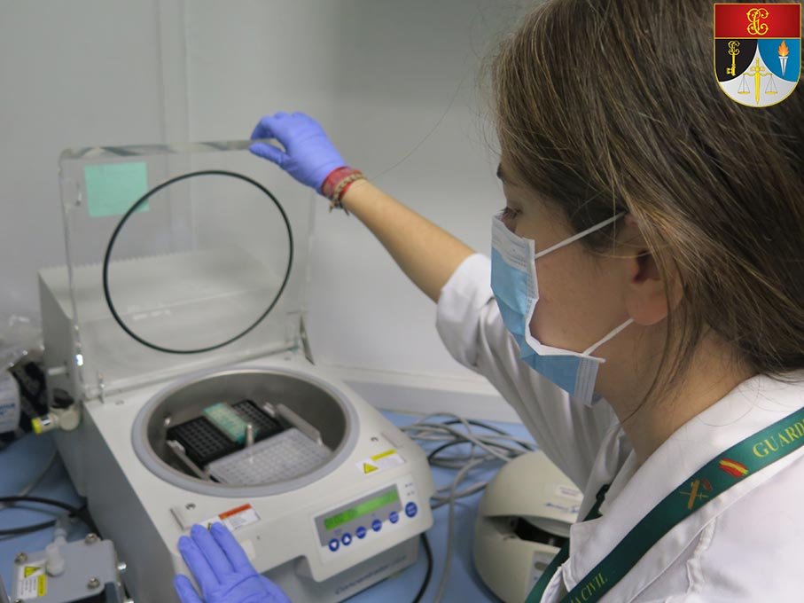 Especialista en criminalística química de la Guardia Civil utilizando equipo de laboratorio