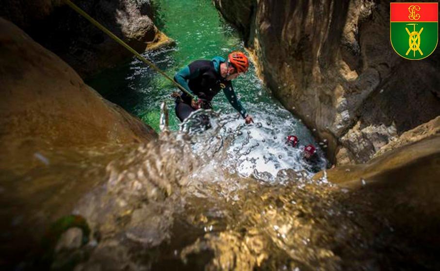 Especialista en Montaña realizando un rescate en barranco con técnicas de progresión vertical