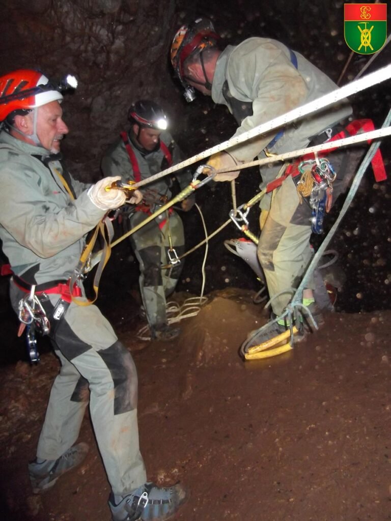 Especialistas en Montaña realizando un rescate en cavidad subterránea