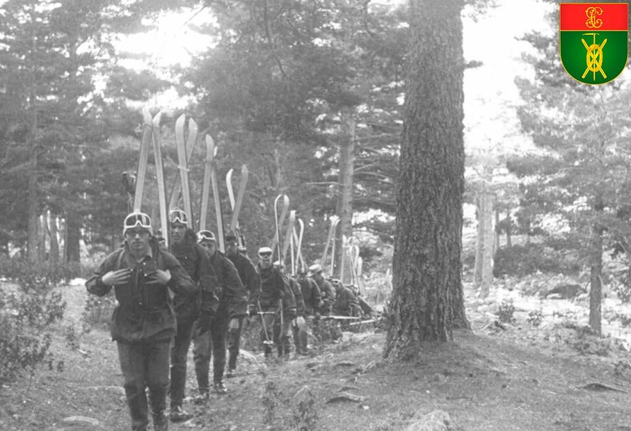 Primeros especialistas en montaña de la Guardia Civil durante los cursos de esquí en los Pirineos
