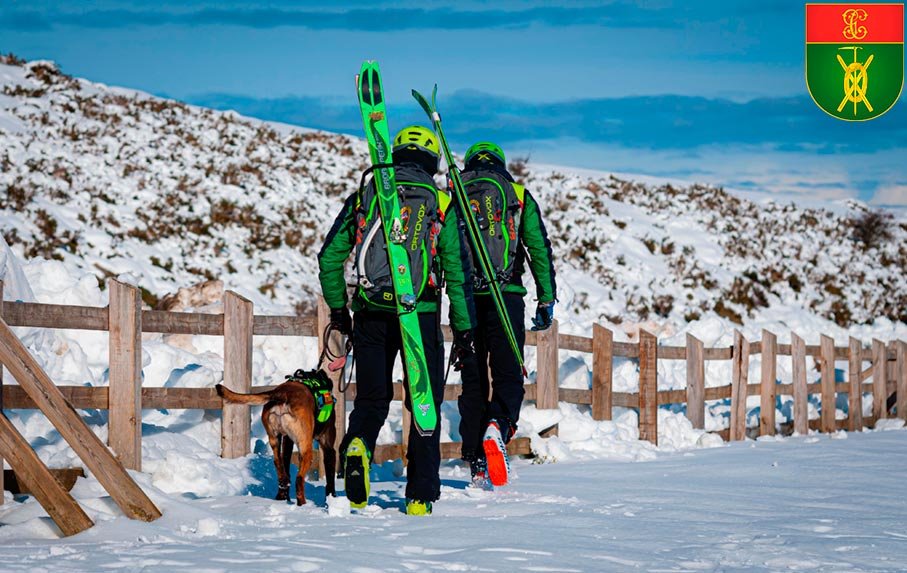 Especialistas en Montaña de la Guardia Civil patrullando en entorno invernal con esquís