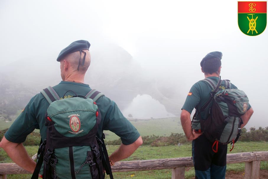 Especialistas en Montaña patrullando en entorno de alta montaña