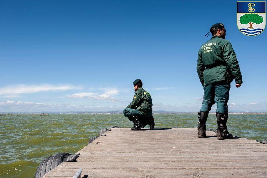 Especialistas SEPRONA realizando vigilancia medioambiental en zona natural