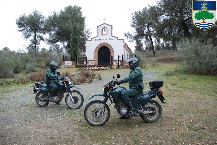 Especialistas SEPRONA patrullando en motocicleta en entorno rural protegido