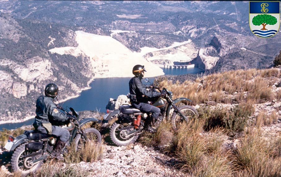 Patrulla SEPRONA vigilando zona de embalse en motocicleta