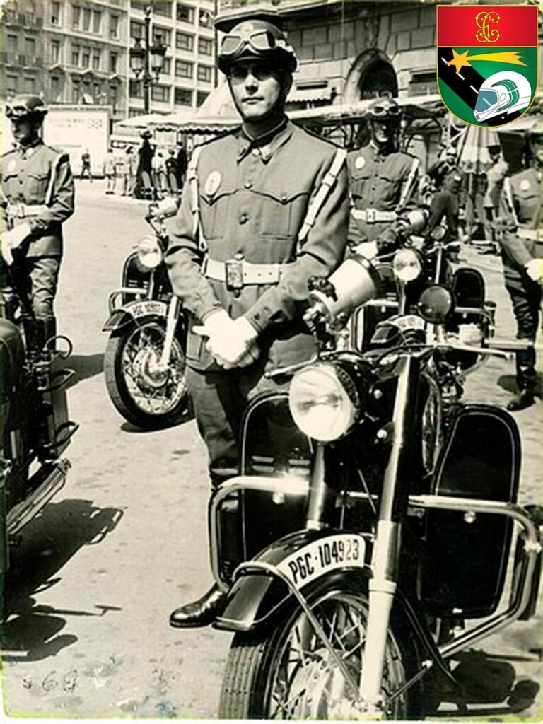Formación de motoristas históricos de la Guardia Civil en acto oficial