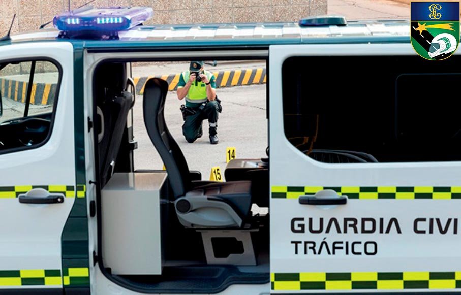 Vehículo de atestados Guardia Civil durante la recogida de indicios en accidente