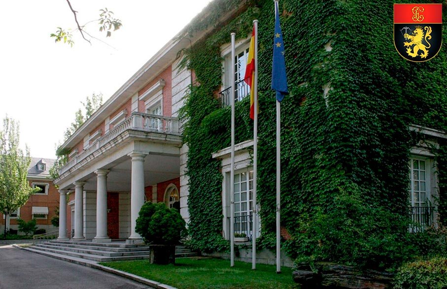 Entrada principal del Palacio de la Moncloa custodiada por el GOS Presidencia del Gobierno