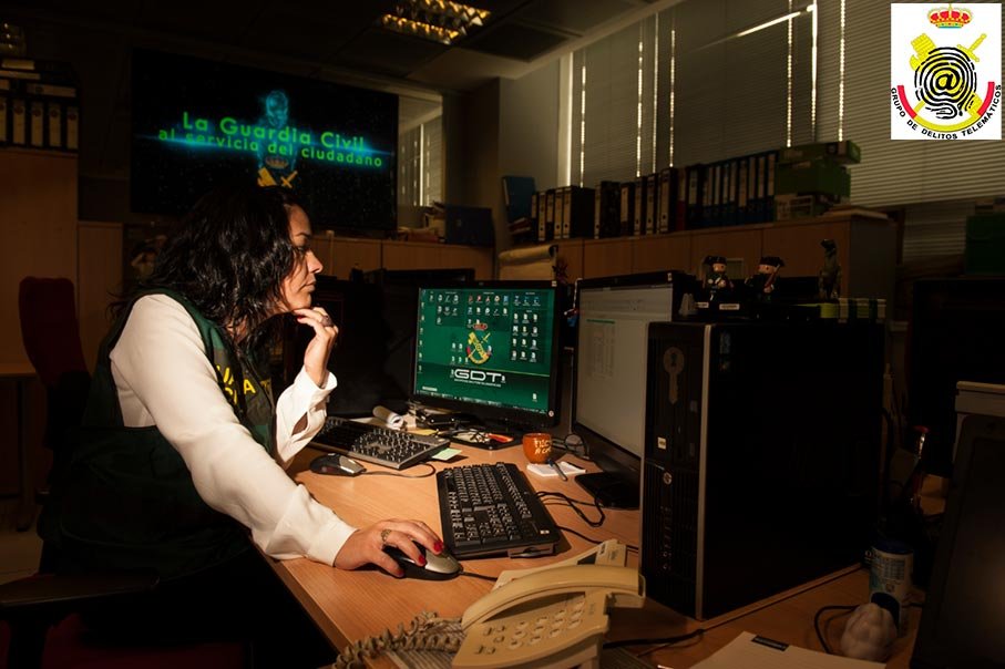 Investigador del Grupo de Delitos Telemáticos analizando evidencias digitales