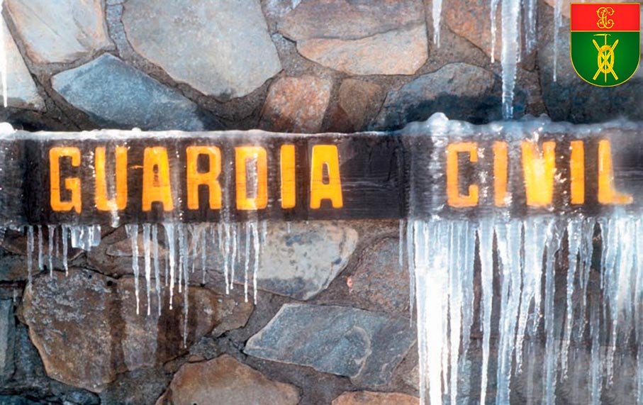 Rótulo Guardia Civil en instalaciones del Servicio de Montaña en ambiente invernal