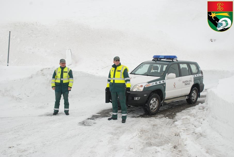 Agentes de la Guardia Civil de Tráfico en servicio con nieve en carretera