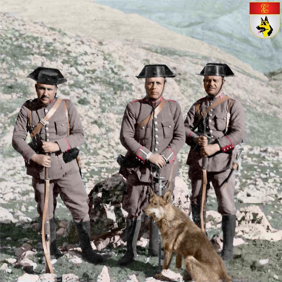 Primeros guías de perros de la Guardia Civil con el perro Tommix