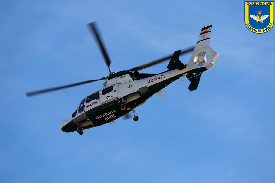 Helicóptero de la Guardia Civil en vuelo durante misión operativa